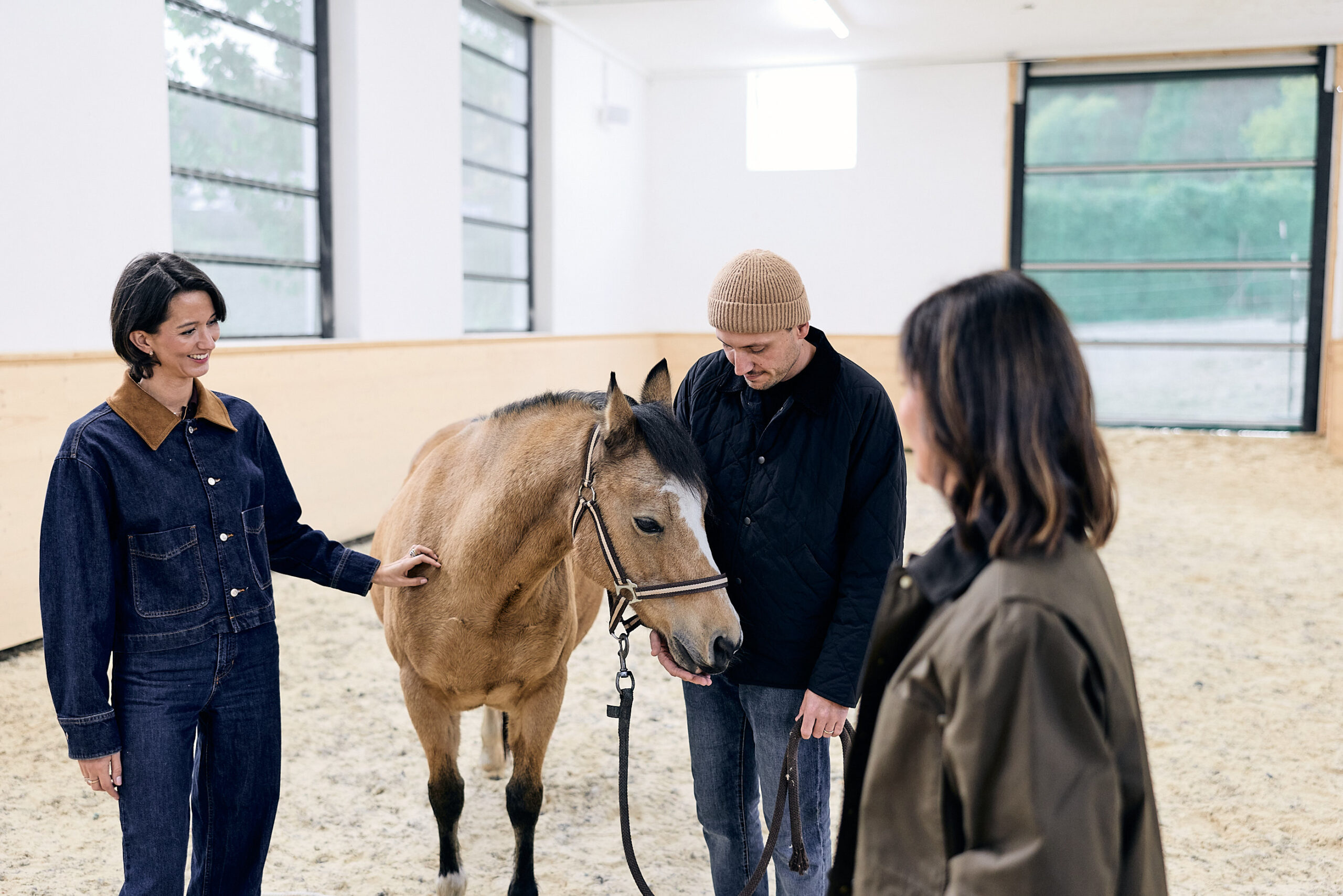 Klientin in einer pferdegestützten Coaching Situation mit Pferd